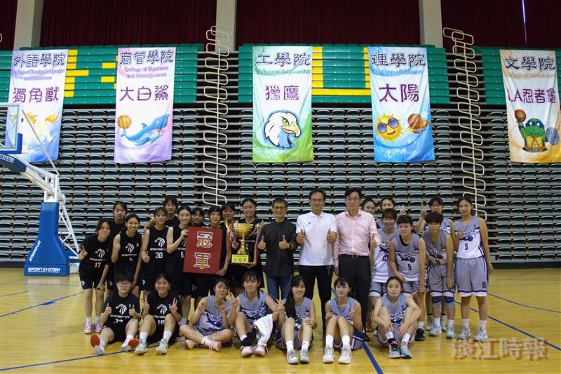 113學年度院際盃女籃冠亞軍於頒獎後進行大合照。（攝影／彭證睿）